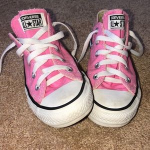 pink low top converse!